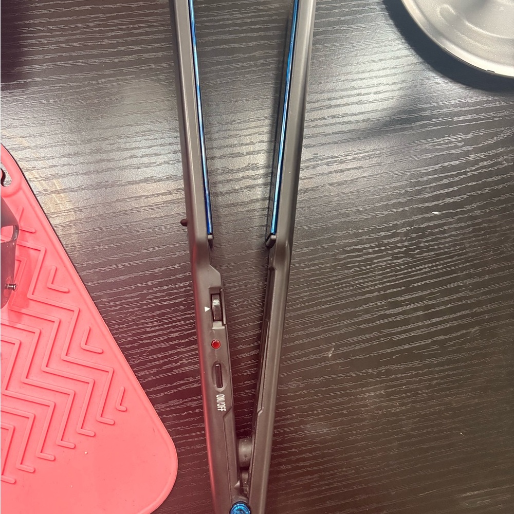 Black Hair Straightener Flat Iron with Blue Plates